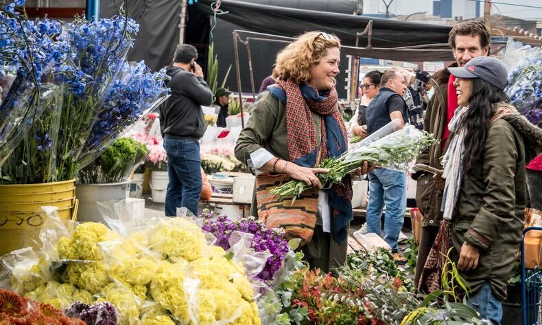 Sally in uno dei tanti mercati di fiori che ha visitato in Colombia, uno dei principali produttori di rose al mondo. Foto: Patricia Semir. sally hambleton floral design viaggio in colombia