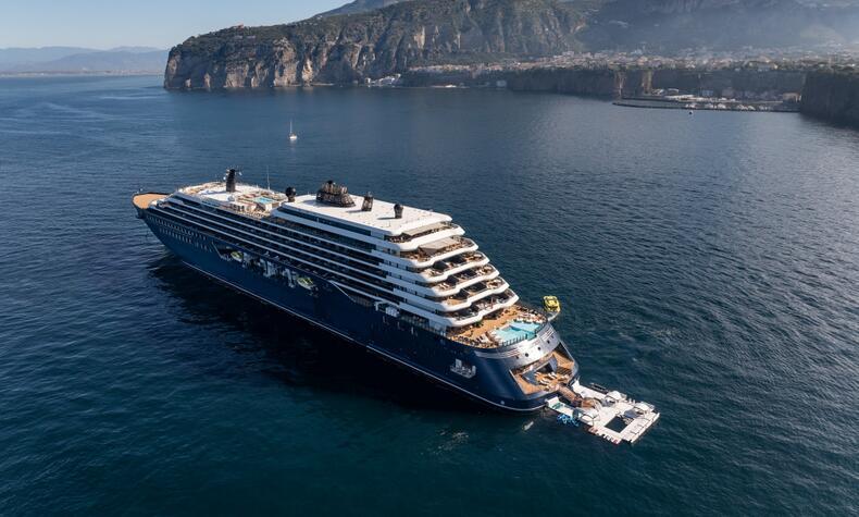 Il superyacht Luminara della Ritz-Carlton Yacht Collection nelle acque di Sorrento, con la costa sullo sfondo.
