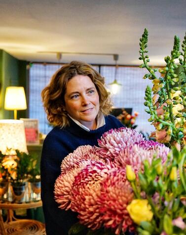 Sally all’interno del suo negozio-laboratorio. sally hambleton fiori lusso madrid