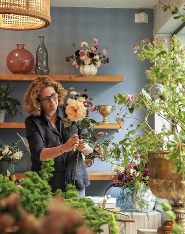 Sally Hambleton durante un workshop di design floreale tenuto in Colombia. sally hambleton design fiori viaggi colombia