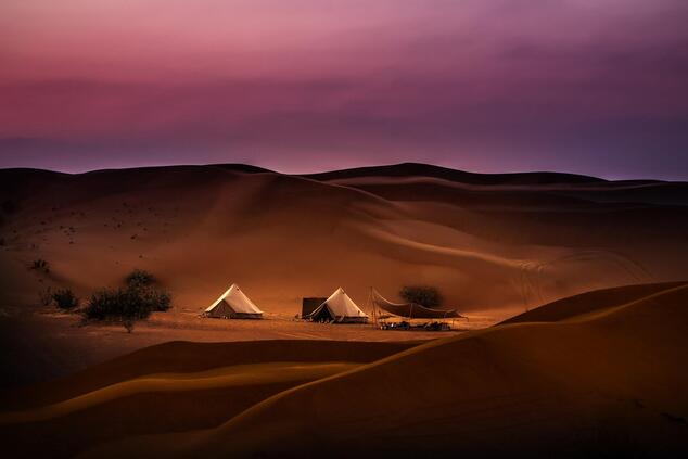 viaggio avventura di lusso esperienza campo nel deserto Oman.