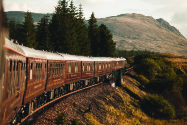 Il Royal Scotsman attraversa le Highlands scozzesi tra brughiere, colline e laghi.