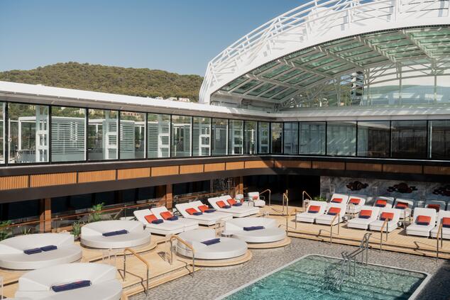 La Conservatory Pool di Explora III, piscina panoramica con lettini e copertura vetrata.