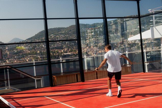Il campo da padel a bordo di Explora III, con vista panoramica sul mare.