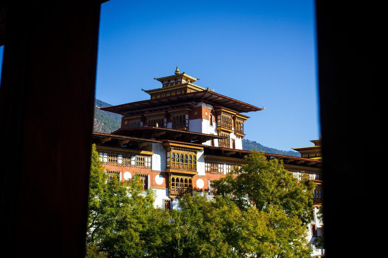 luxury travel butan punakha dzong monastery Bhutan Happiness