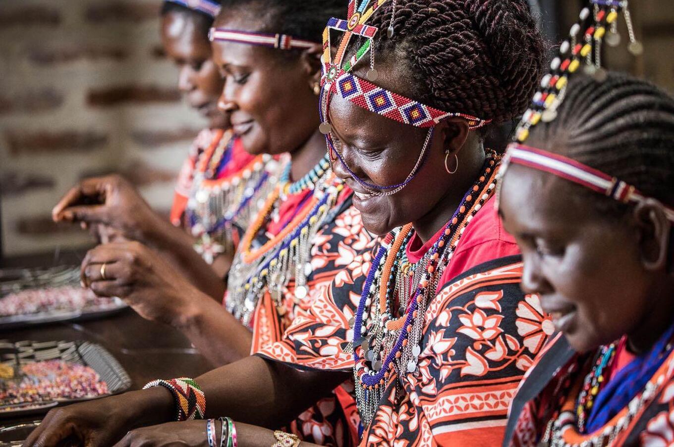 Le donne Samburu preparano i loro allestimenti tradizionali