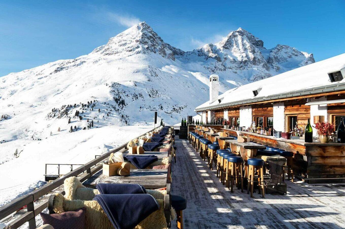 La terrazza del ristorante Paradiso, perfetta per pranzare e bere qualcosa durante una pausa dalle discese.