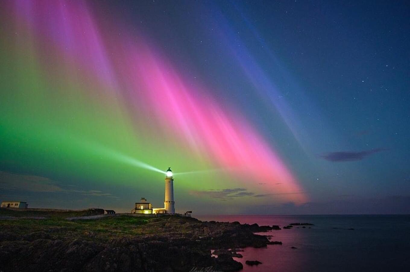 Aurora Boreale in un faro costruito nel 1815 Foto: Mark Shannon