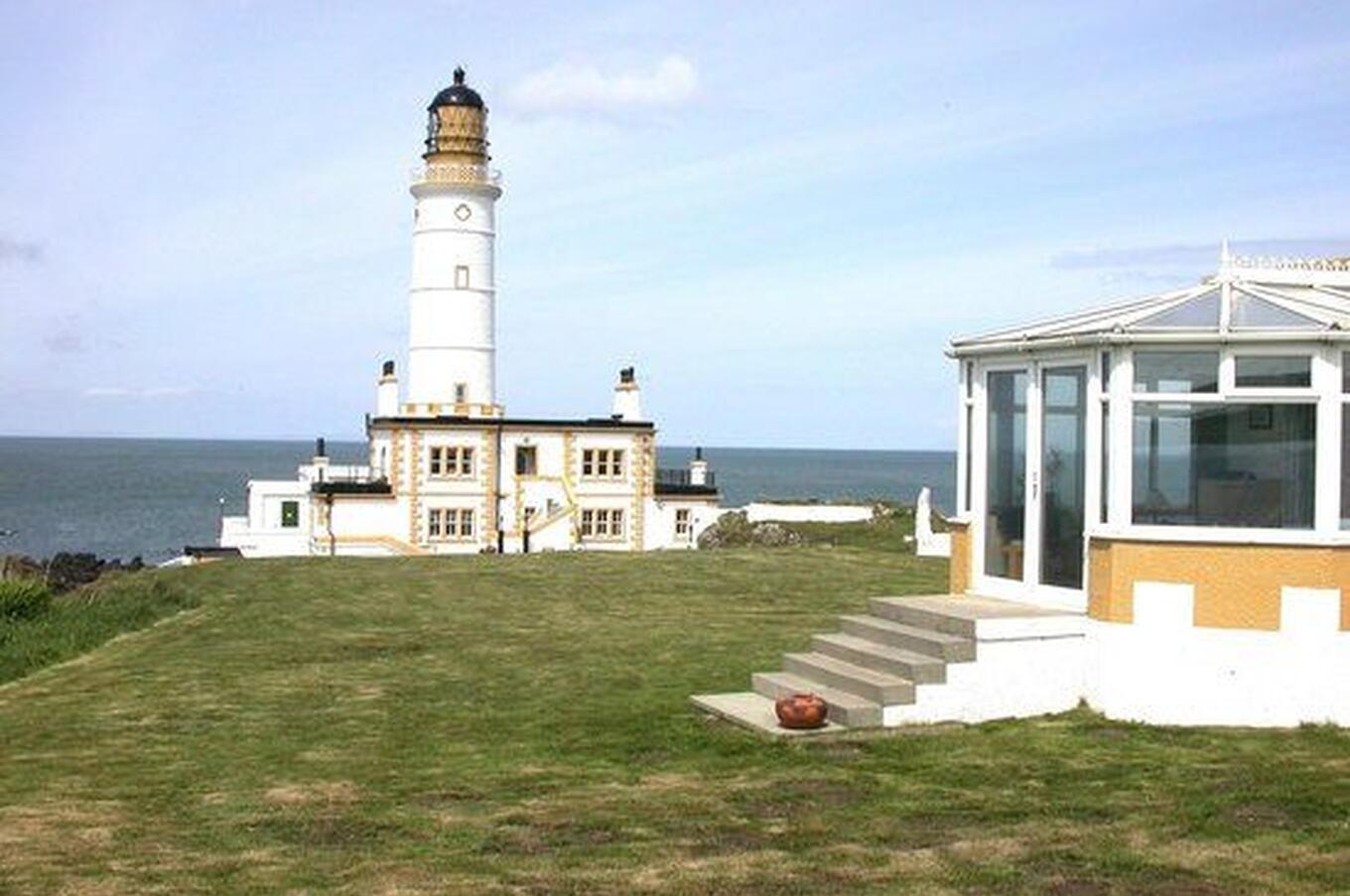 Suite d'albergo e faro