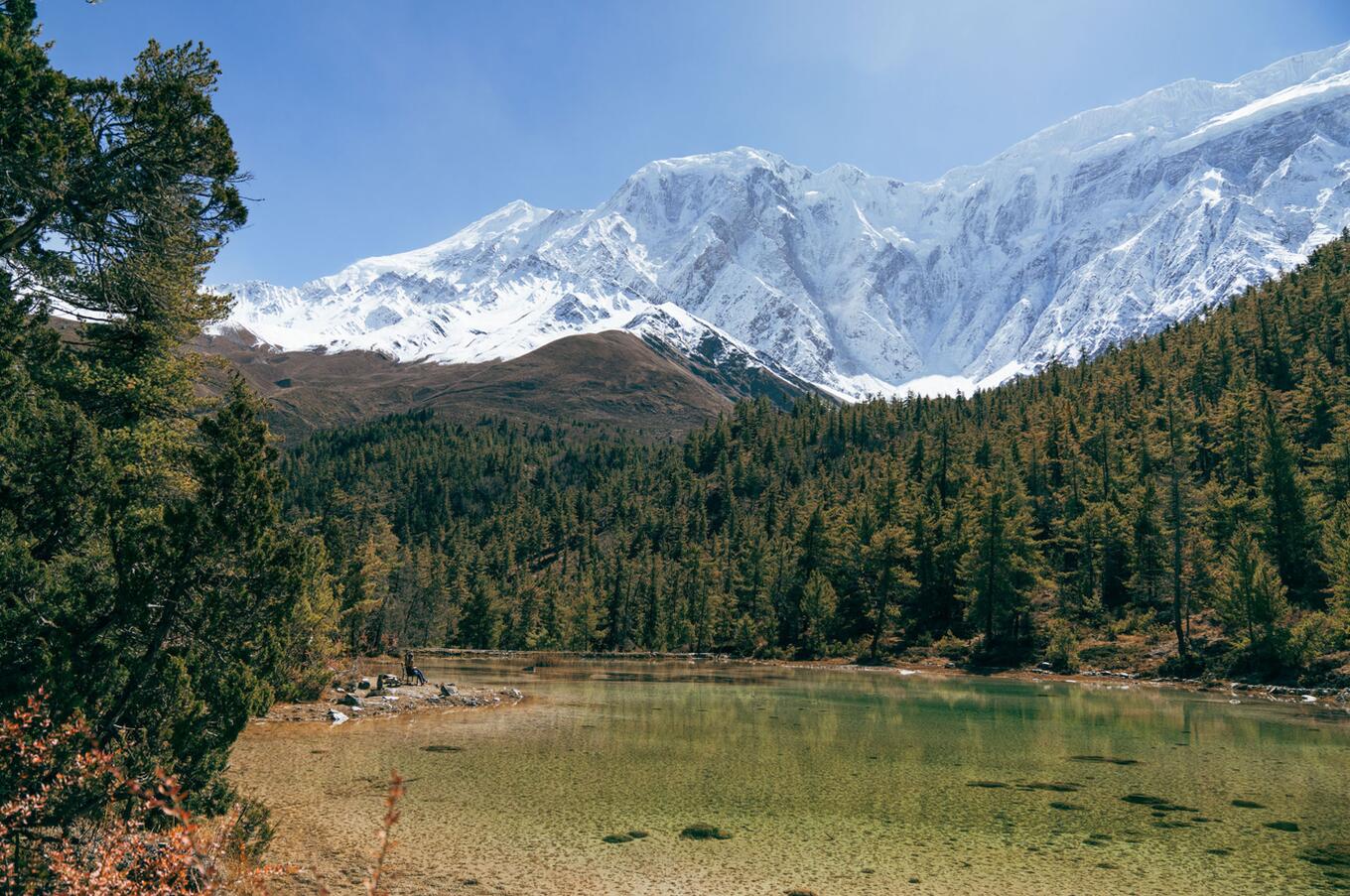 Il paesaggio di laghi e montagne del Mustang.