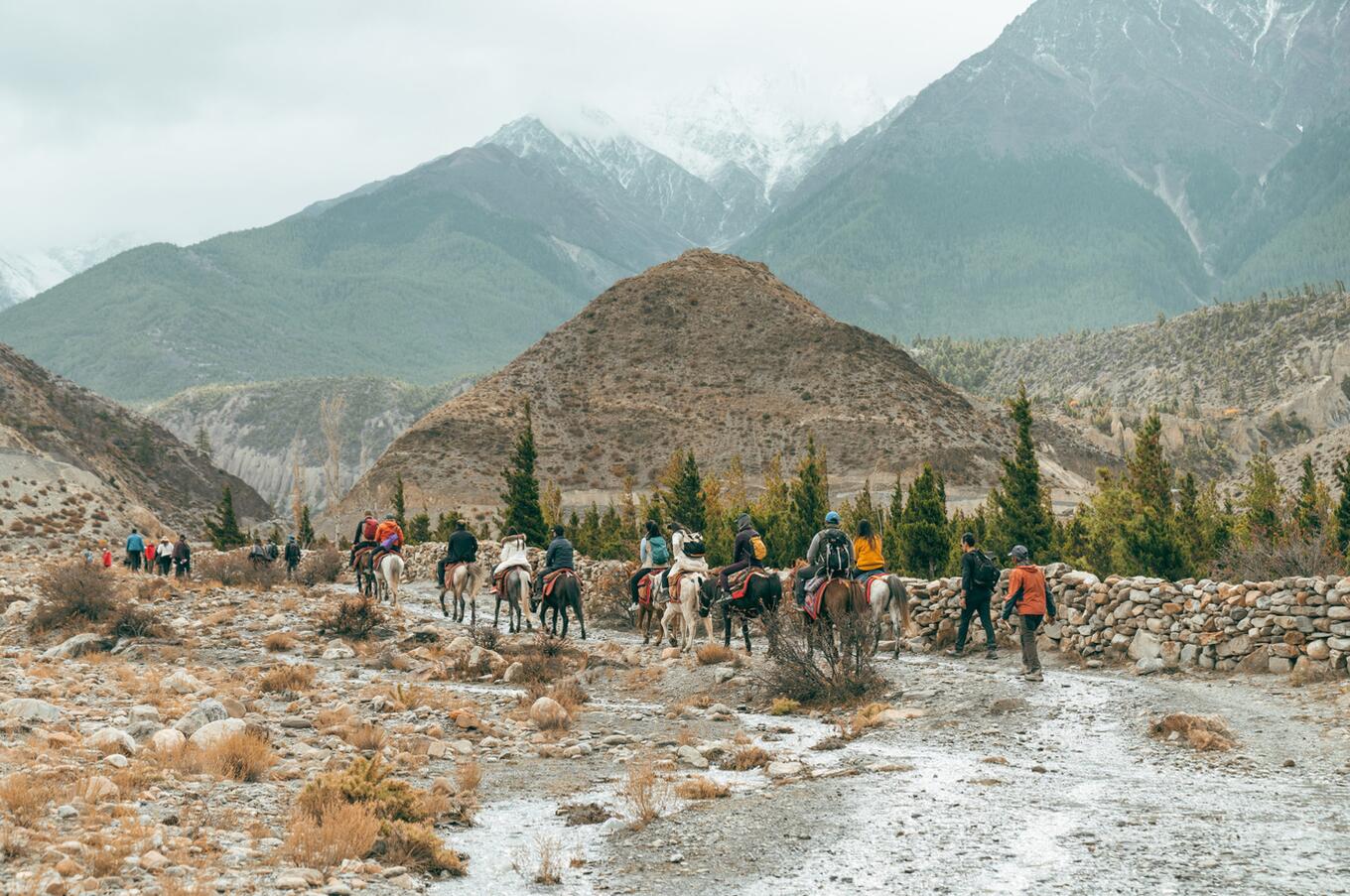 Il paesaggio di laghi e montagne del Mustang.