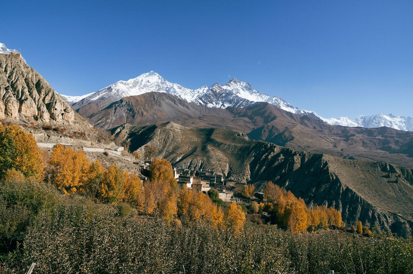 Il paesaggio di laghi e montagne del Mustang.