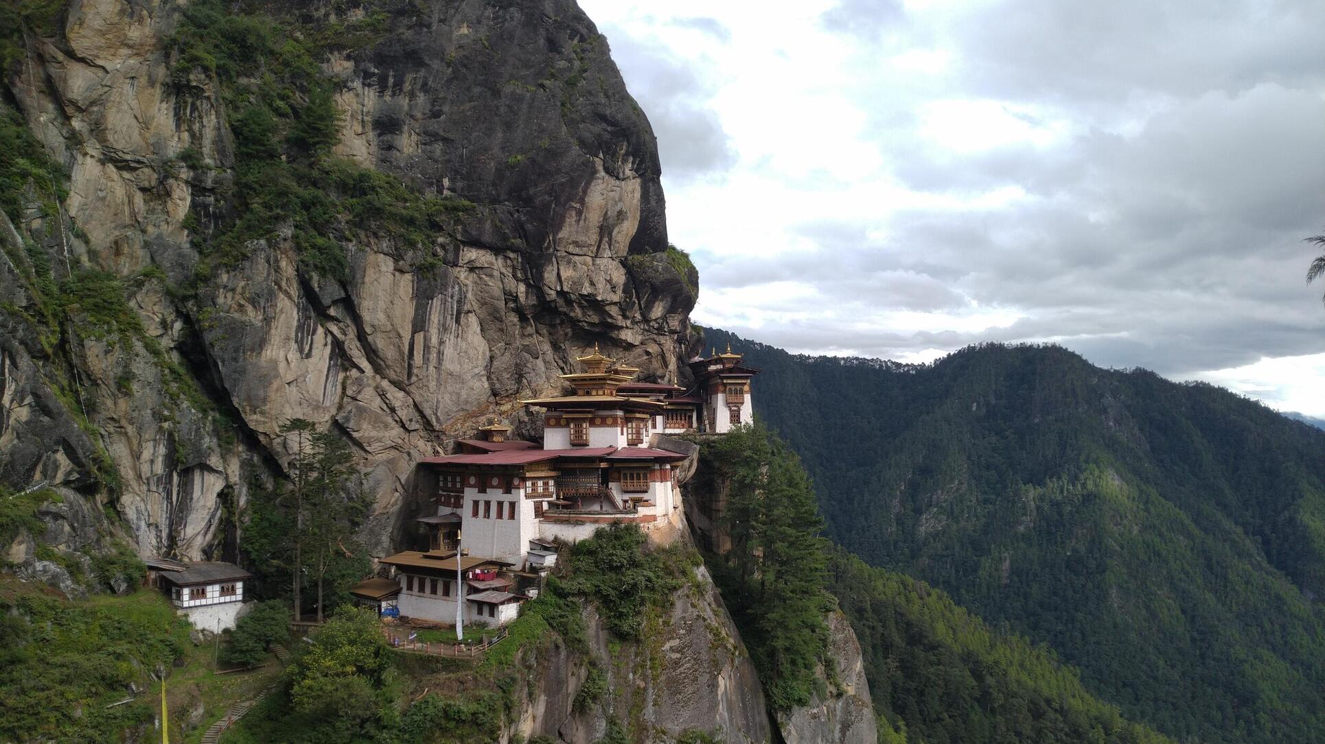 luxury travel butan taktsang trail Bhutan happiness
